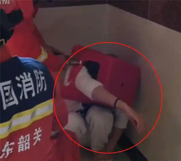 女生频频上演卡凳杀，一小时两次，网友围观不停