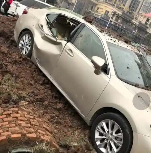 小孩放鞭炮点燃沼气  造成车辆受损总额28.5万元 雷克萨斯车主获赠免费代步车