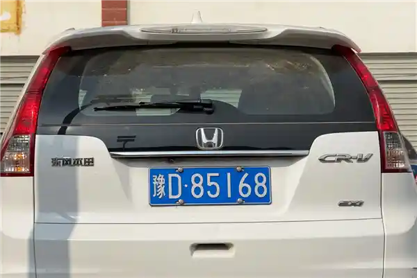 老头乐自制号牌闯红灯，车主惨遭冤枉：车牌只差一个字