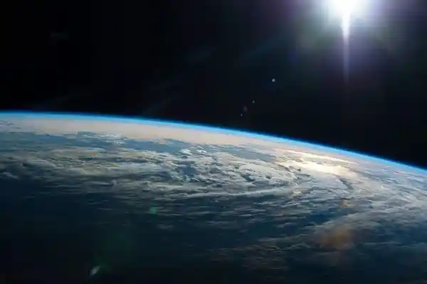 遥远星际奇观：900光年外新行星狂风肆虐，铁屑如雨