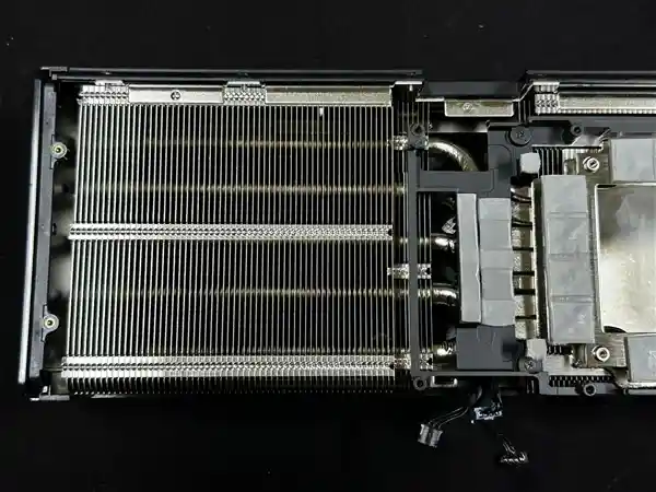 [疾速风暴！耕升 GeForce RTX 5070 Ti 炫光·超 OC引领性能新纪元]