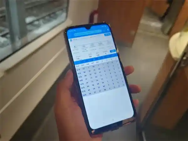 揭秘高铁乘务员小姐姐的秘密武器：她们的‘手机’竟有这五大神奇功能！