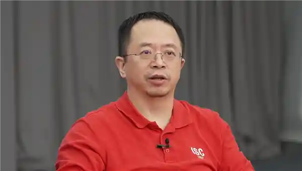 [周鸿祎妙答粉丝质疑：实力铸就影响力，颜值只是浮云]