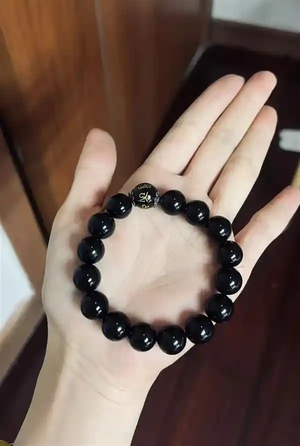 [AI打造虚拟女友热潮：上千男性误入交友骗局]