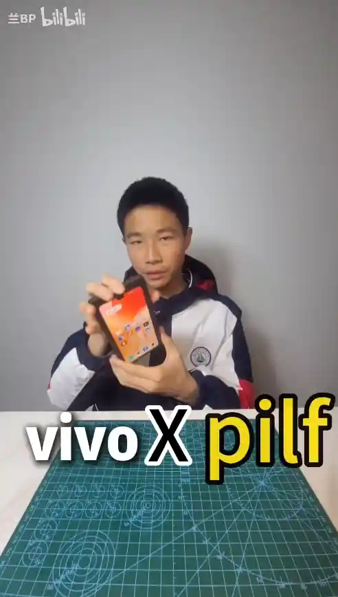 [B站爆火！湖北高中生自制折叠屏手机引热议：网友直呼雷军接班人？]