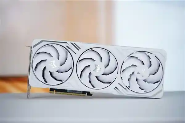 创新科技与美学的碰撞：影驰RTX 5070 Ti金属大师OC一体成型铝合金显卡惊艳亮相