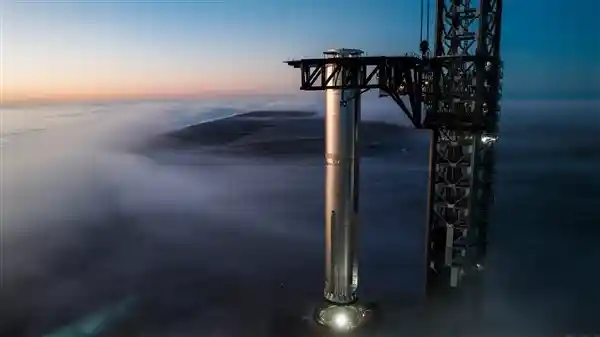 星际征途再启航：SpaceX星舰即将挑战第八次试飞，携四颗模拟星链卫星探索新高度
