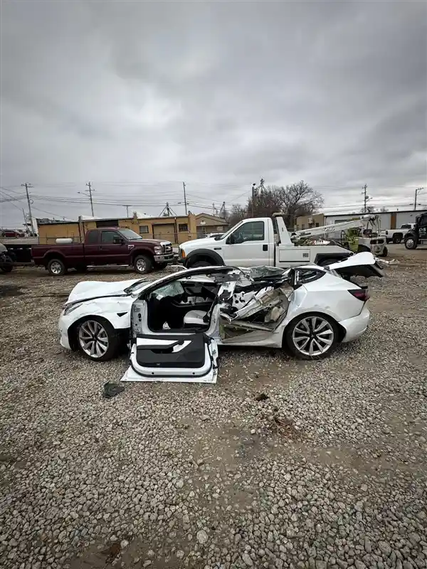 特斯拉Model 3奇迹重生！车主被重卡压顶侧翻后无恙，又一次买到新车