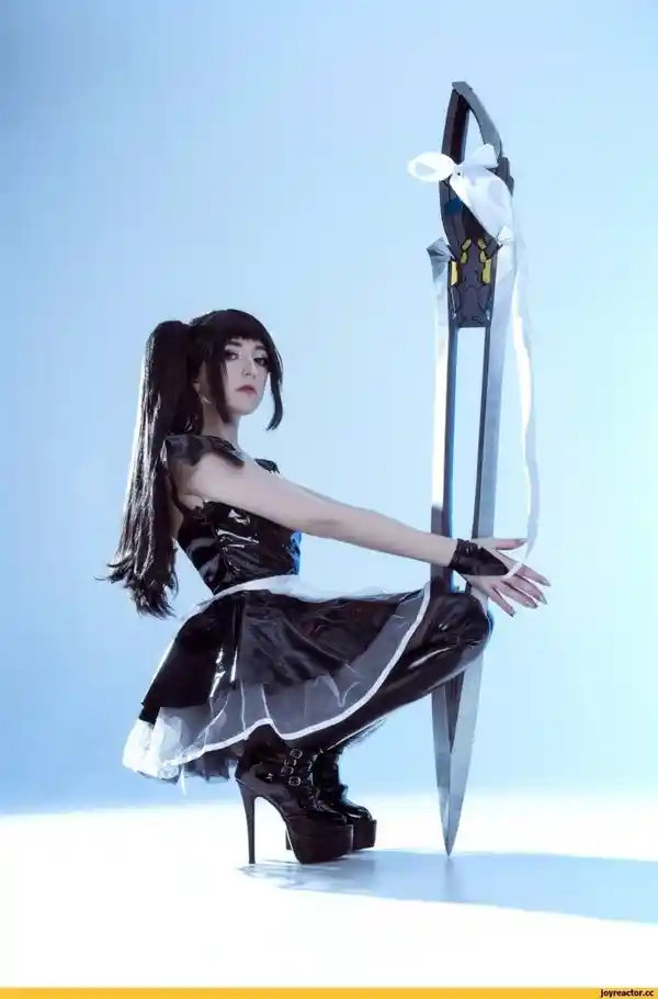 黑丝长筒靴搭配《星辰之刃》伊芙战斗女仆Cosplay，性感迷人吸睛