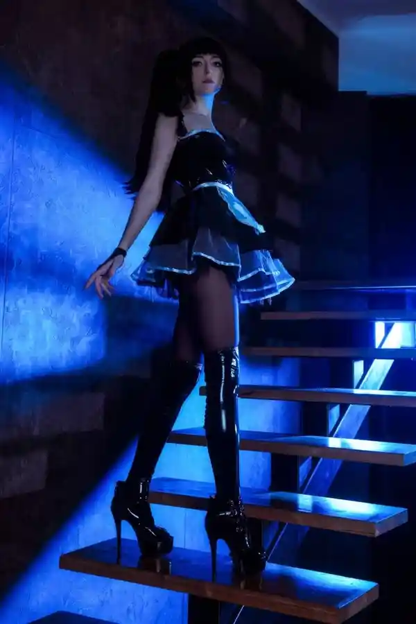 黑丝长筒靴搭配《星辰之刃》伊芙战斗女仆Cosplay，性感迷人吸睛