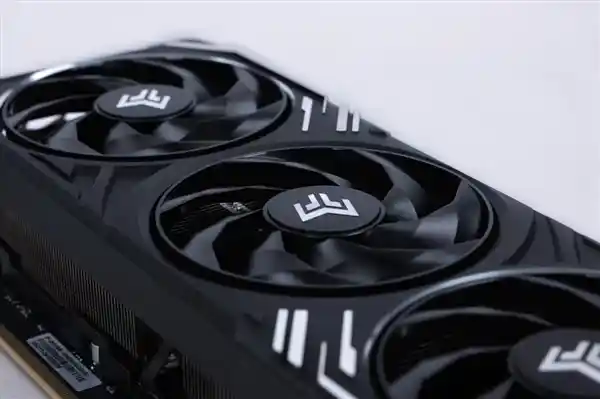 《全新升级！影驰GeForce RTX 5080金属大师OC系列DLSS4技术全面支持》