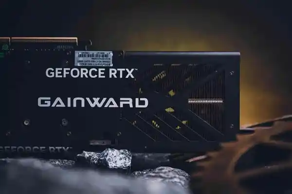 GeForce RTX 5080 炫光 OC：DLSS 4 助力全面性能冲刺，打造新一代顶尖显卡！