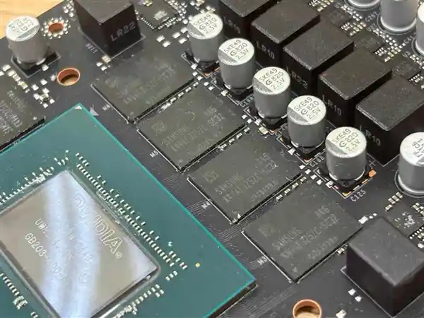 GeForce RTX 5080 炫光 OC：DLSS 4 助力全面性能冲刺，打造新一代顶尖显卡！