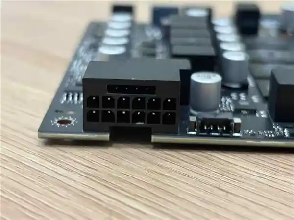 GeForce RTX 5080 炫光 OC：DLSS 4 助力全面性能冲刺，打造新一代顶尖显卡！