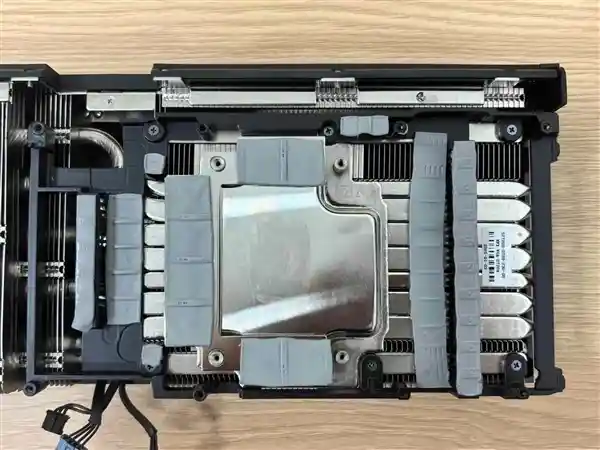 GeForce RTX 5080 炫光 OC：DLSS 4 助力全面性能冲刺，打造新一代顶尖显卡！