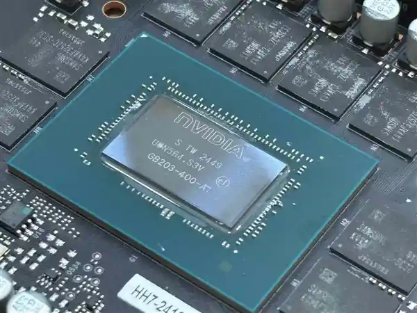 GeForce RTX 5080 炫光 OC：DLSS 4 助力全面性能冲刺，打造新一代顶尖显卡！