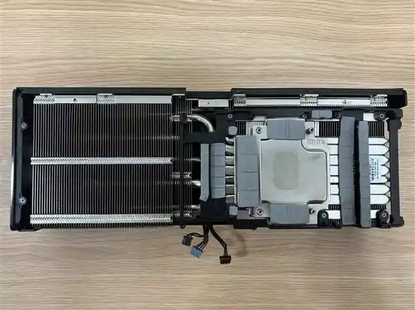 GeForce RTX 5080 炫光 OC：DLSS 4 助力全面性能冲刺，打造新一代顶尖显卡！