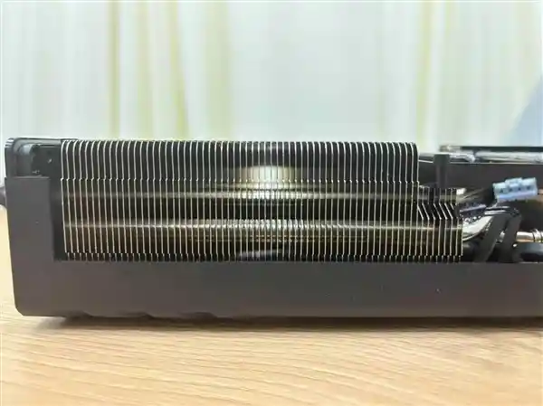 GeForce RTX 5080 炫光 OC：DLSS 4 助力全面性能冲刺，打造新一代顶尖显卡！