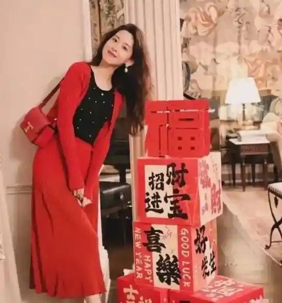 31岁章泽天红装新年美照曝光，绽放少女幸福笑容