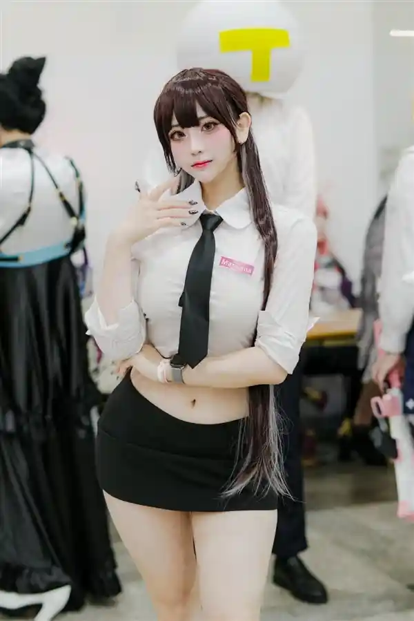 《女帝再现！韩国美女Cos《海贼王》角色身着完美装扮，惊艳亮相》