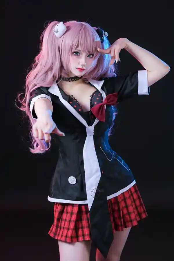 《女帝再现！韩国美女Cos《海贼王》角色身着完美装扮，惊艳亮相》