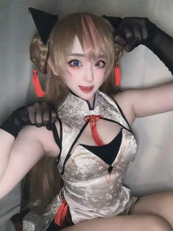 《女帝再现！韩国美女Cos《海贼王》角色身着完美装扮，惊艳亮相》