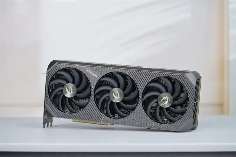索泰RTX 5080 16GB SOLID OC显卡评测：360W功耗下的革新散热设计，极致性能轻松应对，温度轻松保持在64度以下