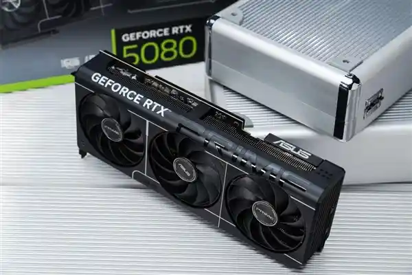【华硕PRIME大师RTX5080显卡：Ai玩家的科技新宠】