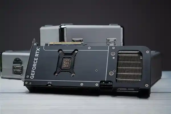 【华硕PRIME大师RTX5080显卡：Ai玩家的科技新宠】