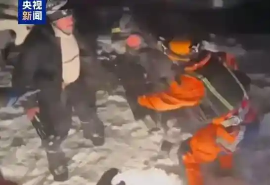 俄罗斯近400名冰钓者惊险遭遇！困守700米离岸浮冰等待救援