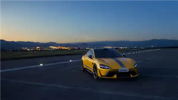 小米SU7 Ultra：飚速300km/h，开起来让人心跳加速！老司机亲测后果自负