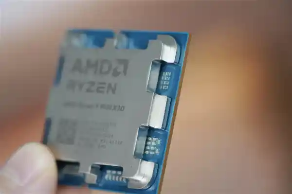 AMD旗舰游戏神器亮相！锐龙9 9950X3D处理器震撼发布