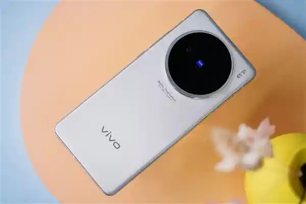 vivo X200S惊艳亮相：全新直屏设计搭载无线充电与超声波指纹技术