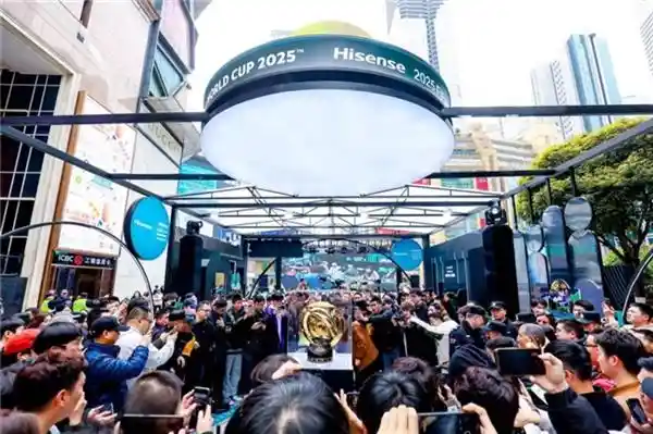 2025 世俱杯奖杯首次亮相重庆，球迷热议激光电视带来的影院级体验