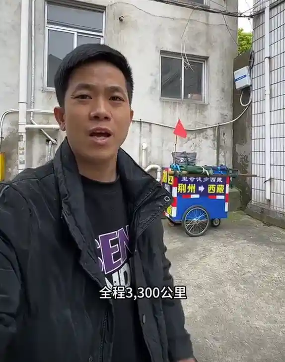 男子徒步穿越3300公里，容颜与半月板齐受考验