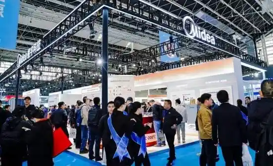 美的楼宇科技领先热泵方案：多能互补协同，全面应用全新密码
