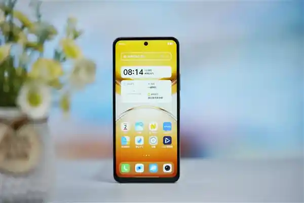 vivo Y300i钛色版：旗舰级微四曲设计惊艳亮相