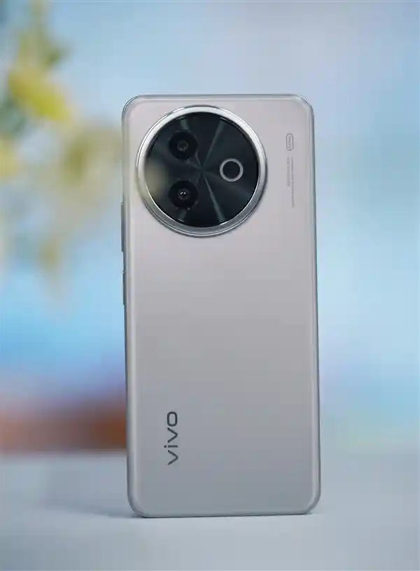 vivo Y300i钛色版：旗舰级微四曲设计惊艳亮相