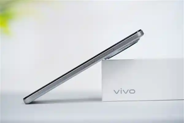 vivo Y300i钛色版：旗舰级微四曲设计惊艳亮相