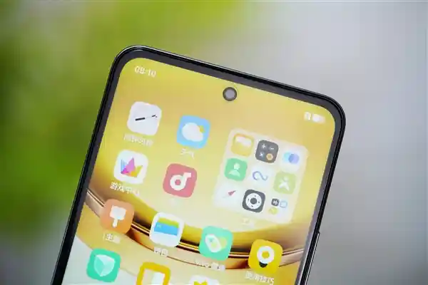 vivo Y300i钛色版：旗舰级微四曲设计惊艳亮相