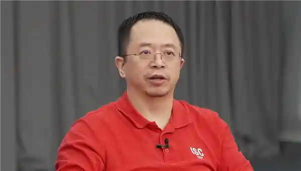 《周鸿祎：三个月沉浸式体验AI，轻松进阶专家级玩家》