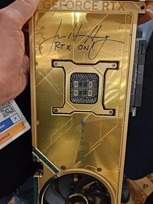 闪耀慈善！华硕推出黄仁勋签名RTX 5090黄金典藏版限时拍卖