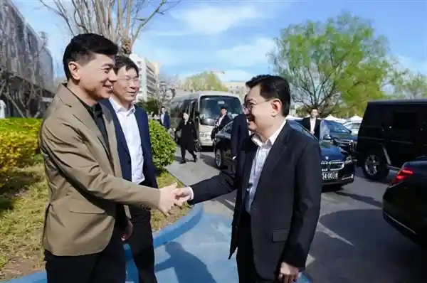 [新加坡副总理亲临百度体验萝卜快跑 点赞创新科技竖起大拇指]