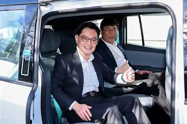 [新加坡副总理亲临百度体验萝卜快跑 点赞创新科技竖起大拇指]