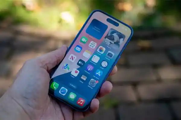 《欧盟版iOS 18.4大变样：苹果移除iPhone镜像功能，用户直呼意外！》