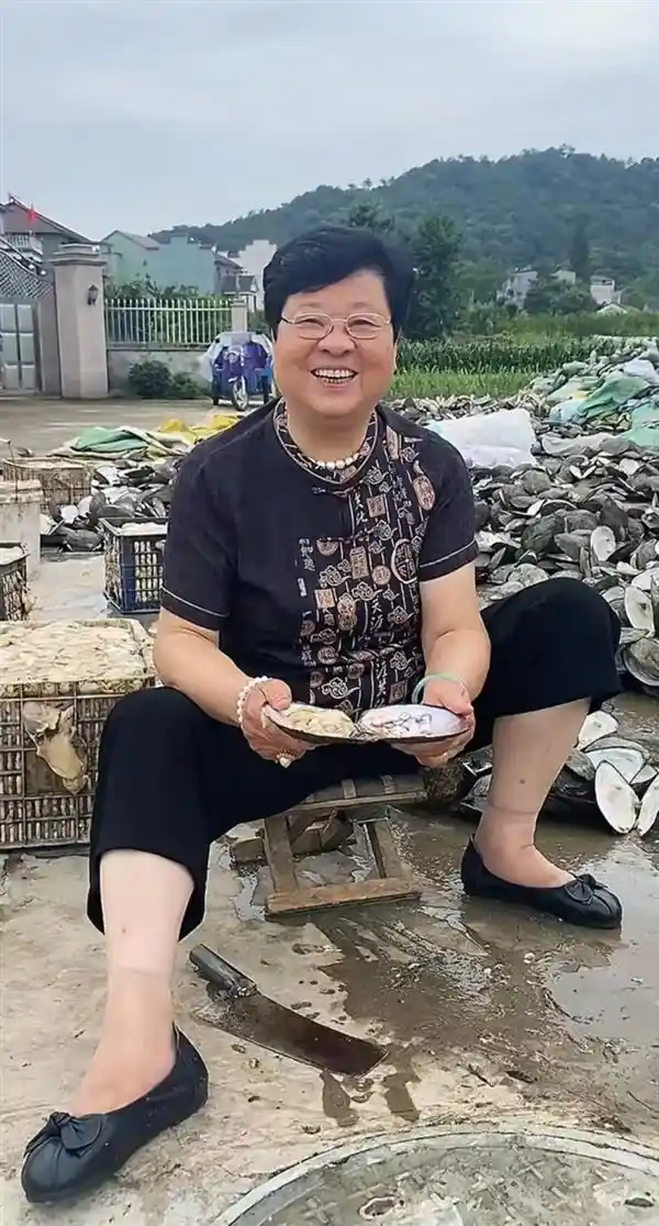 「小镇奶奶引爆珍珠热潮：抖音电商助国货品牌腾飞，一年狂销120万单！」
