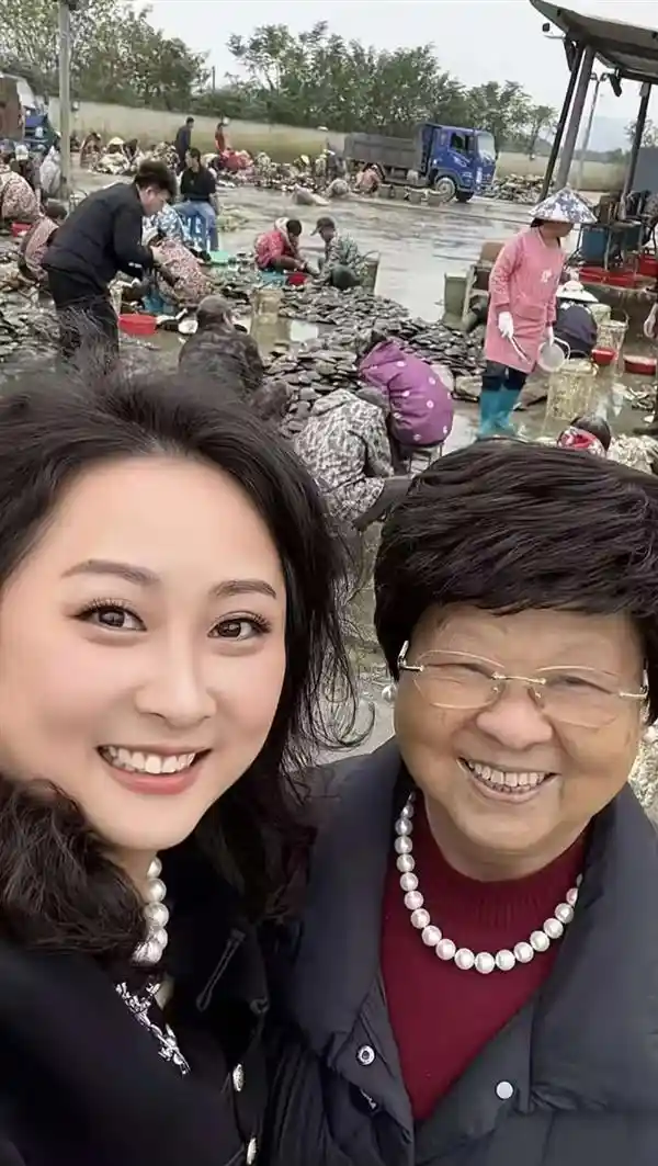 「小镇奶奶引爆珍珠热潮：抖音电商助国货品牌腾飞，一年狂销120万单！」