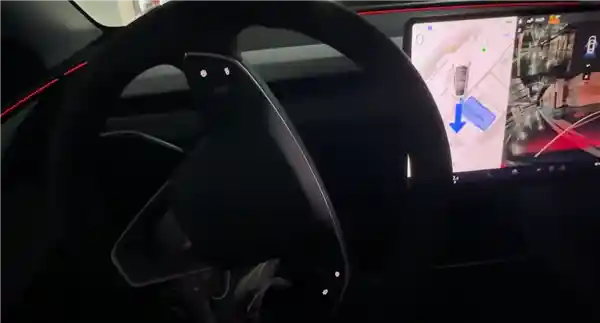 《大V实测特斯拉自动泊车：方向盘狂飙神操作，车位就在眼前却无奈擦肩而过》