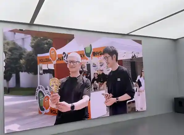 《巧合or缘分？苹果CEO库克惊喜现身影视飓风，与创始人潘天鸿上演双Tim巅峰对决》
