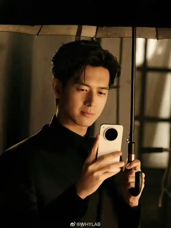纤薄与轻盈的极致演绎：OPPO Find X8s创意海报震撼曝光